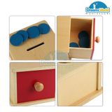 Giáo Cụ Montessori - Trò chơi thả các đồng tiền vào hộp có lỗ - Imbucare Box with Ball 