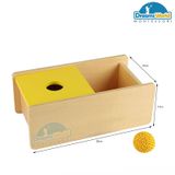  Giáo Cụ Montessori - Hộp trượt và quả bóng len - tấm màu vàng lật qua lật lại hai bên - Imbucare Box With Flip Lid - Knit ball 