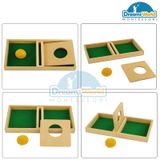  Giáo Cụ Montessori - Luồn quả bóng len - Imbucare board with Kint ball 