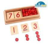  Giáo Cụ Montessori - Các thẻ số và hạt chấm đỏ - cut-out numeral and counters 