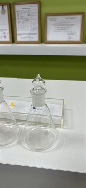 Bình Thủy Tinh Tam Giác Nút Nhám 500