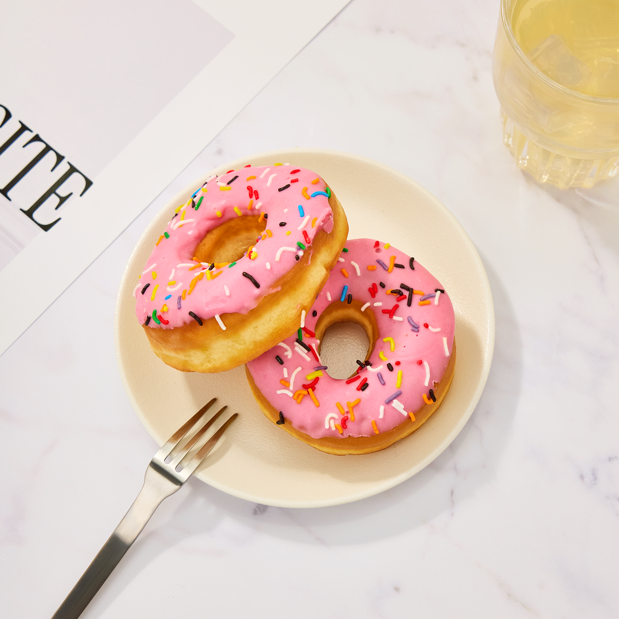 Bánh donut sô cô la hương dâu