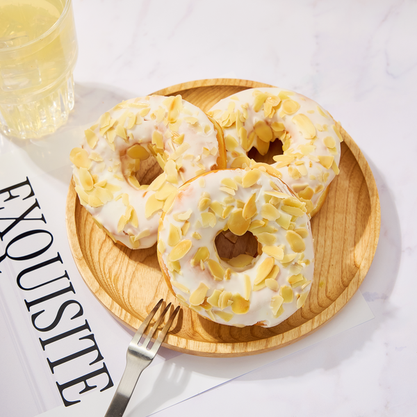 Bánh donut sô cô la trắng hạnh nhân