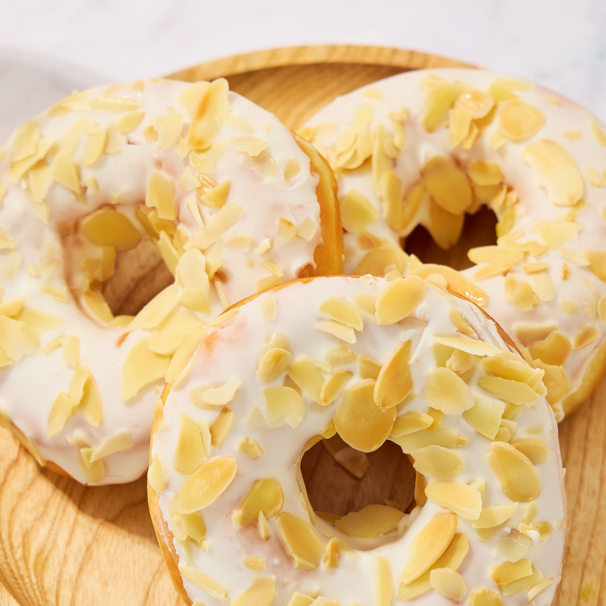 Bánh donut sô cô la trắng hạnh nhân