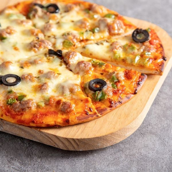 Bánh pizza xúc xích tươi