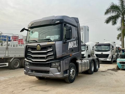 Đầu kéo howo max màu xanh