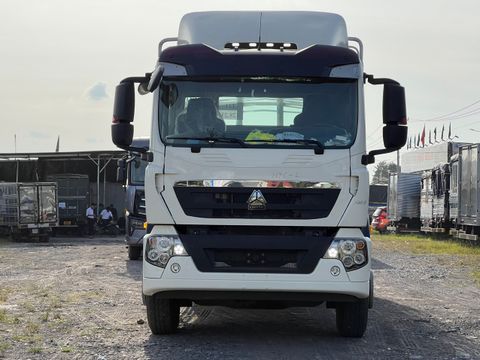 Hình ảnh ngoại thất của xe tải Howo Max 3 Chân 14 tấn