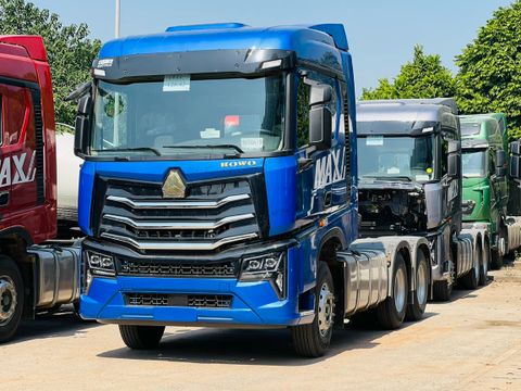 Đầu kéo howo max màu xanh