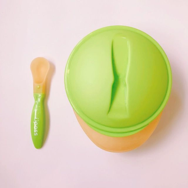  Bát ăn chống trượt và thìa ăn dặm kèm nắm Upass (màu xanh lá) 