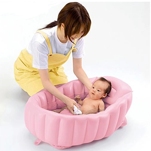  Chậu tắm phao màu hồng Richell kèm dụng cụ bơm bằng tay 