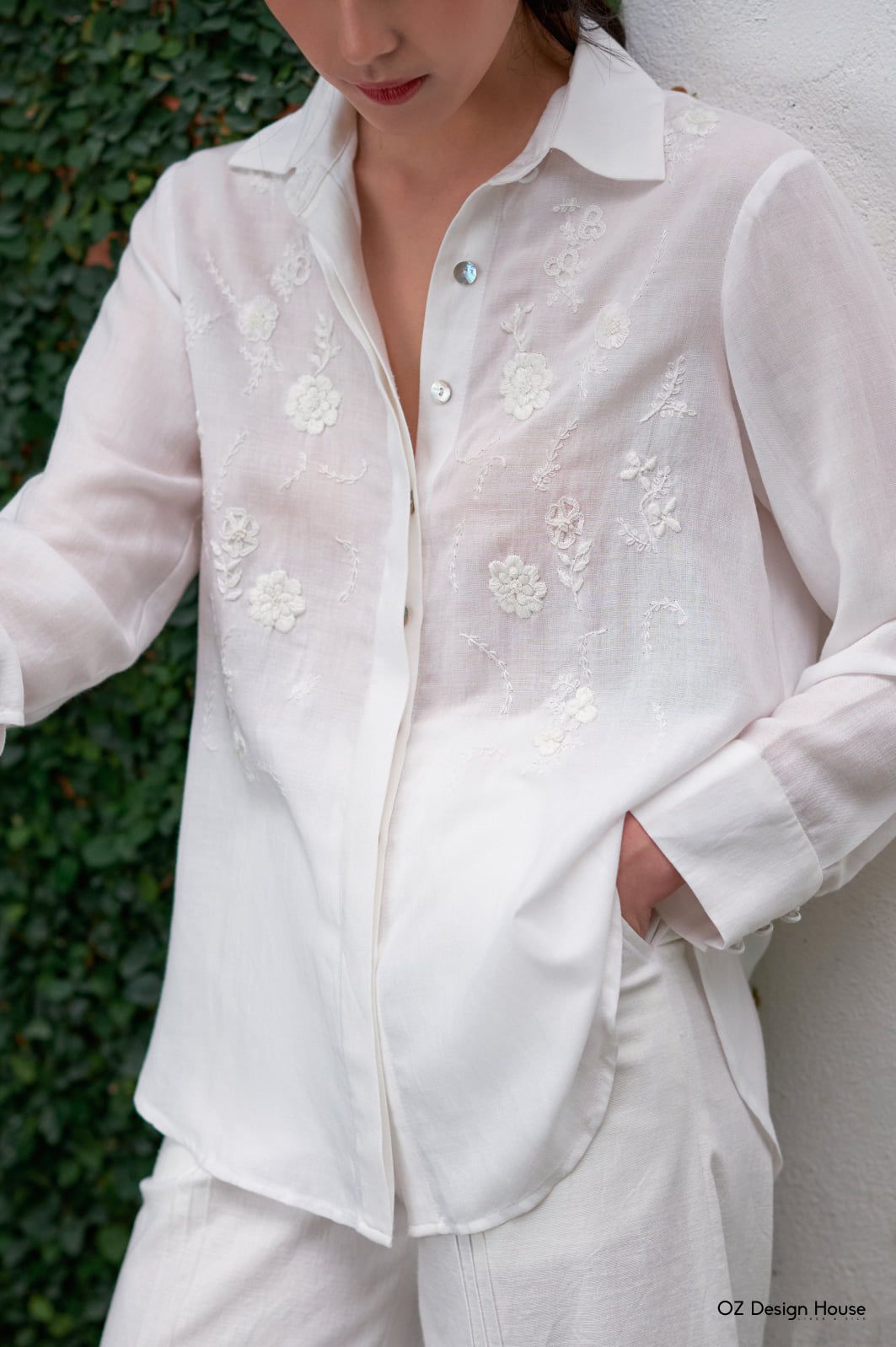 Áo sơ mi dài tay linen trắng thêu hoa cúc OZ Design House #19 Áo sơ mi dài tay linen trắng thêu hoa cúc OZ Design House