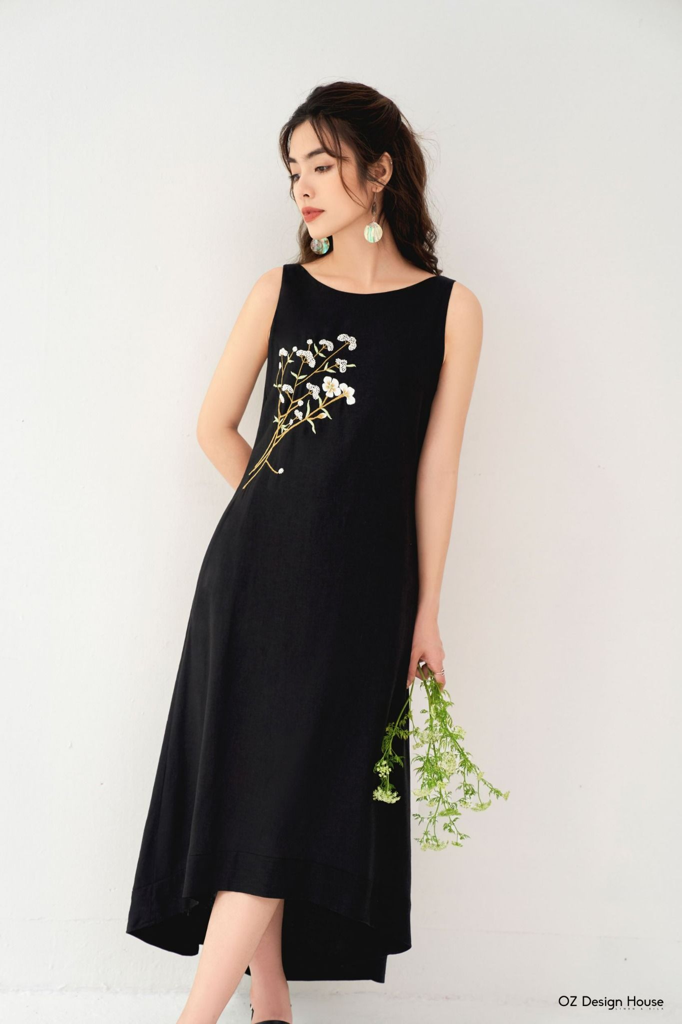 Đầm suông màu đen thêu hoa bồ công anh  C3902