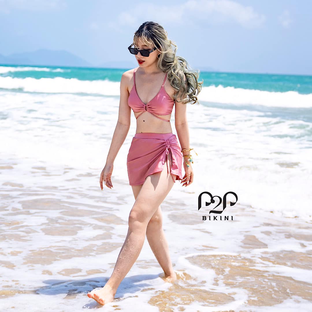 Set bikini 2 mảnh kèm váy hồng đậm