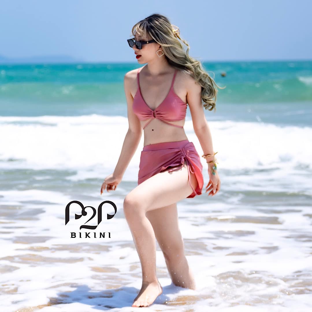 Set bikini 2 mảnh kèm váy hồng đậm