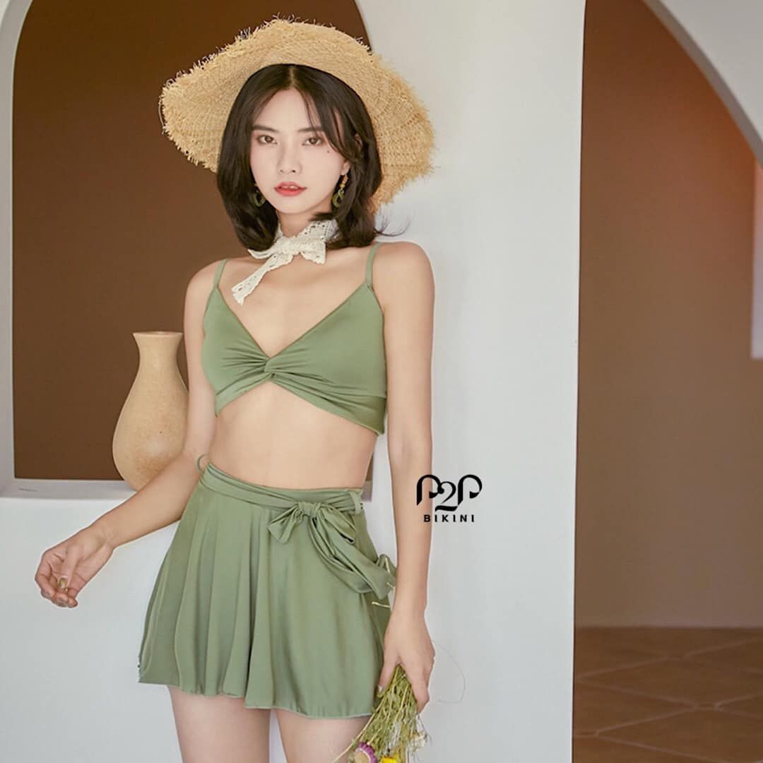 Đồ bơi hai mảnh mút mỏng, quần cạp cao kèm váy xanh