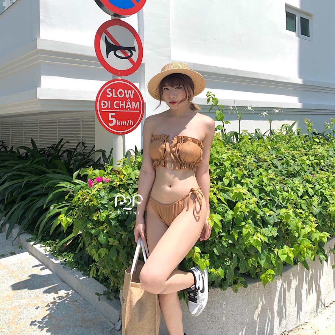 Bikini 2 mảnh áo quây ngang cột dây nâu