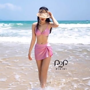 Set bikini 2 mảnh kèm váy hồng nhạt