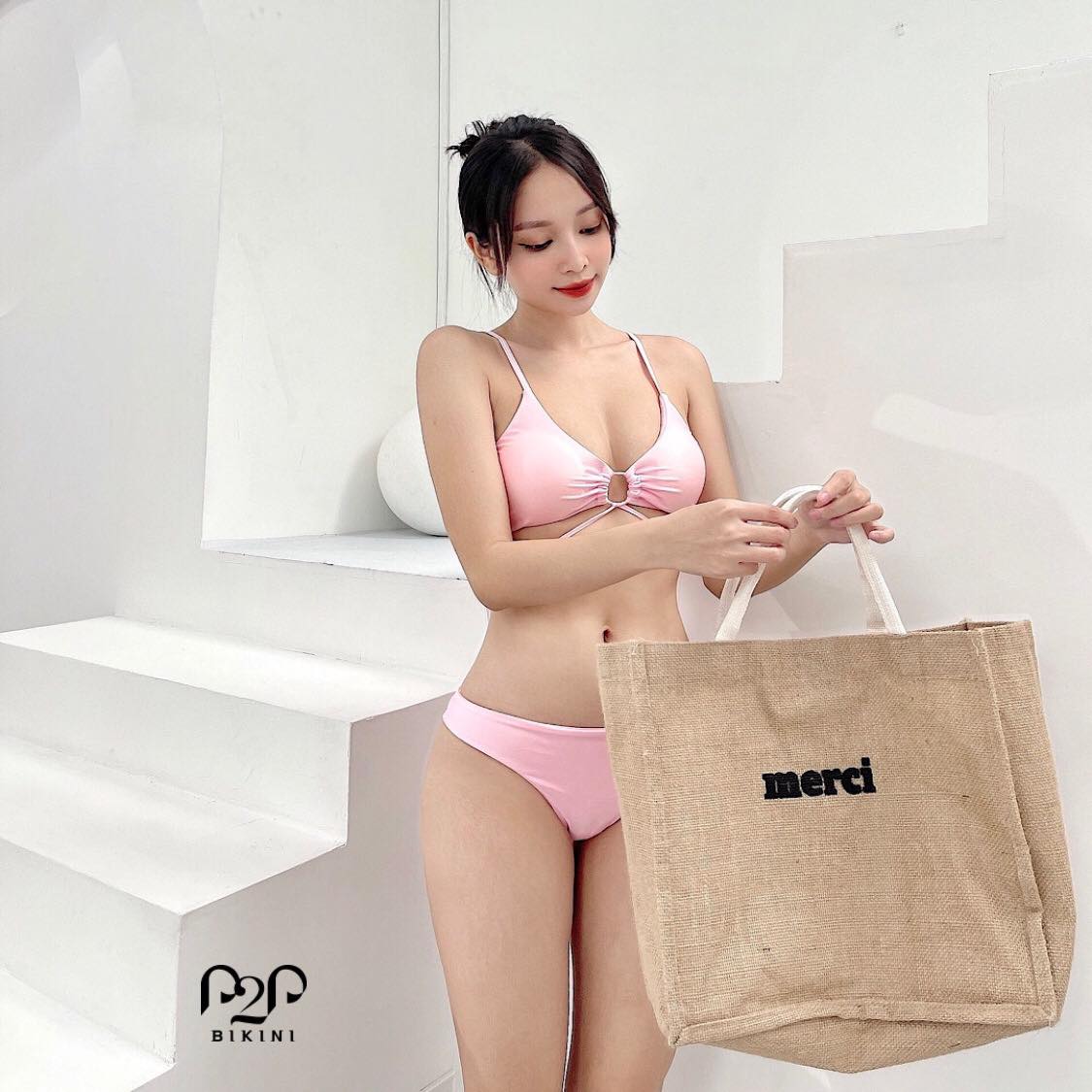 Set bikini 2 mảnh kèm váy hồng phấn