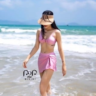 Set bikini 2 mảnh kèm váy hồng nhạt