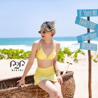 Set bikini 2 mảnh kèm váy vàng