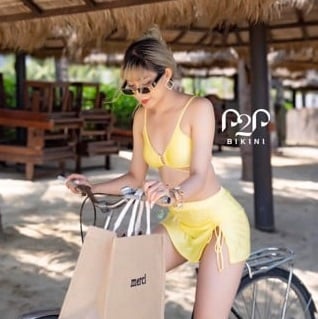 Set bikini 2 mảnh kèm váy vàng