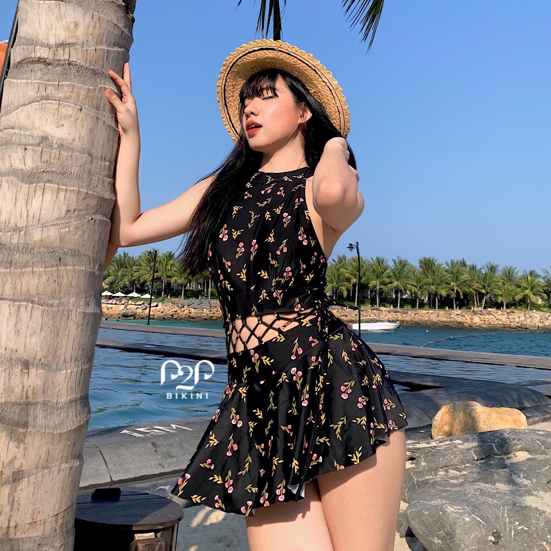 Monokini cổ yếm đan eo váy xòe họa tiết hoa nhí màu đen