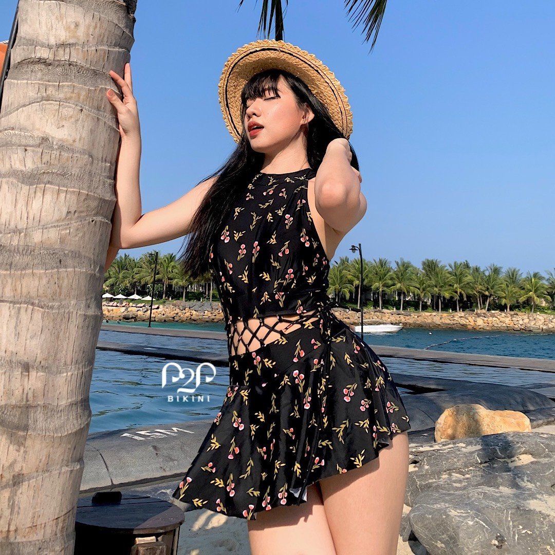 Monokini cổ yếm đan eo váy xòe họa tiết hoa nhí màu đen