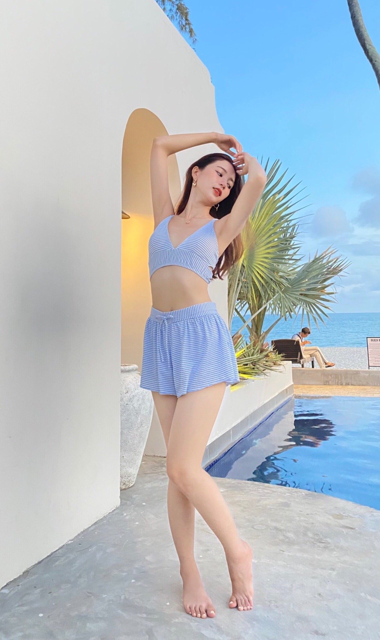 Đồ bơi hai mảnh áo mút, quần lưng cao giả váy họa tiết kẻ sọc