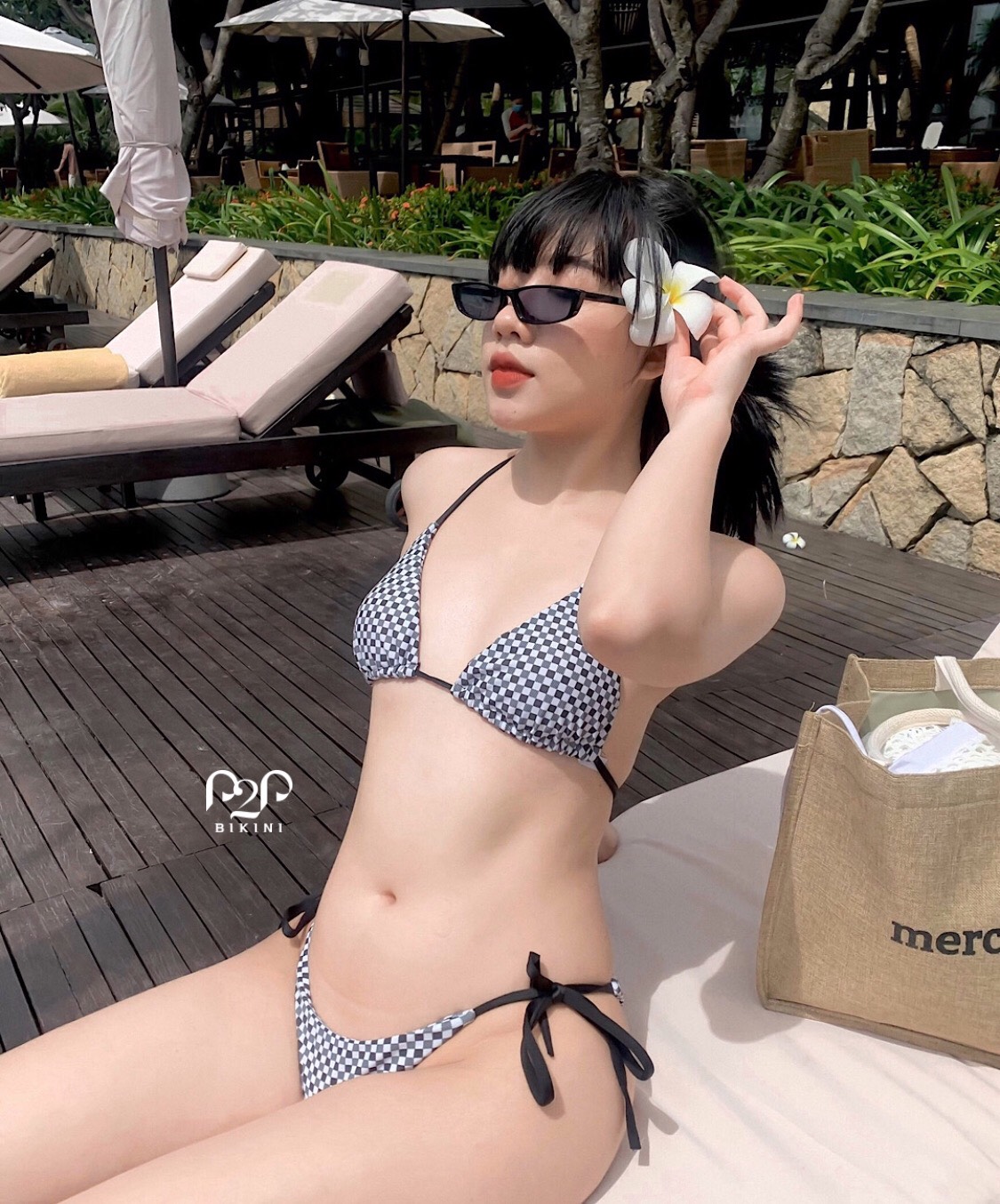 Bikini hai mảnh áo mút mỏng, quần tam giác họa tiết caro