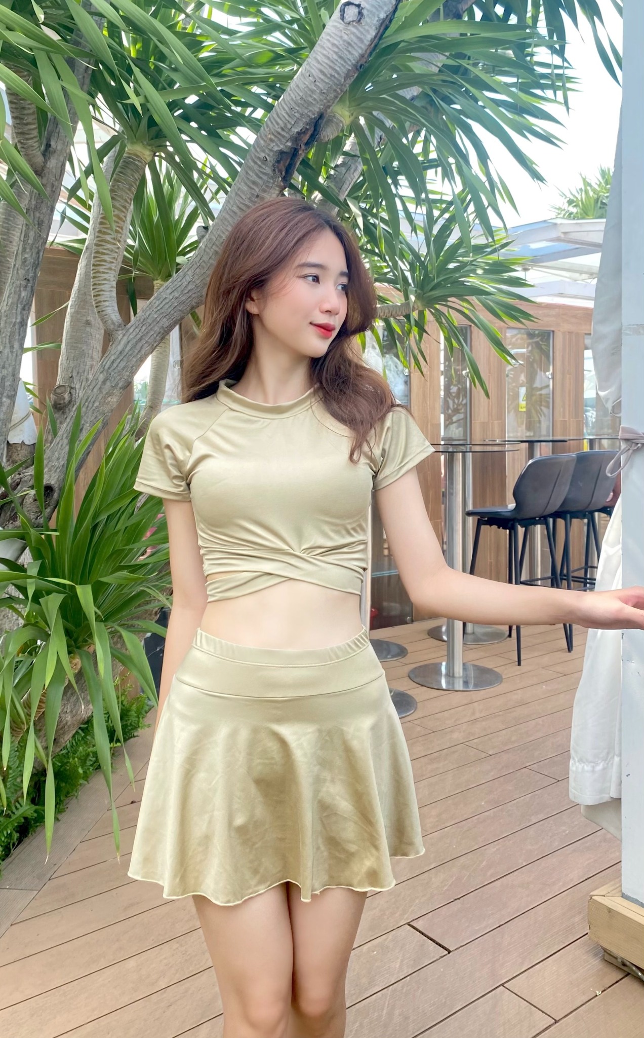 Đồ bơi tay ngắn croptop, chân váy xòe lưng cao