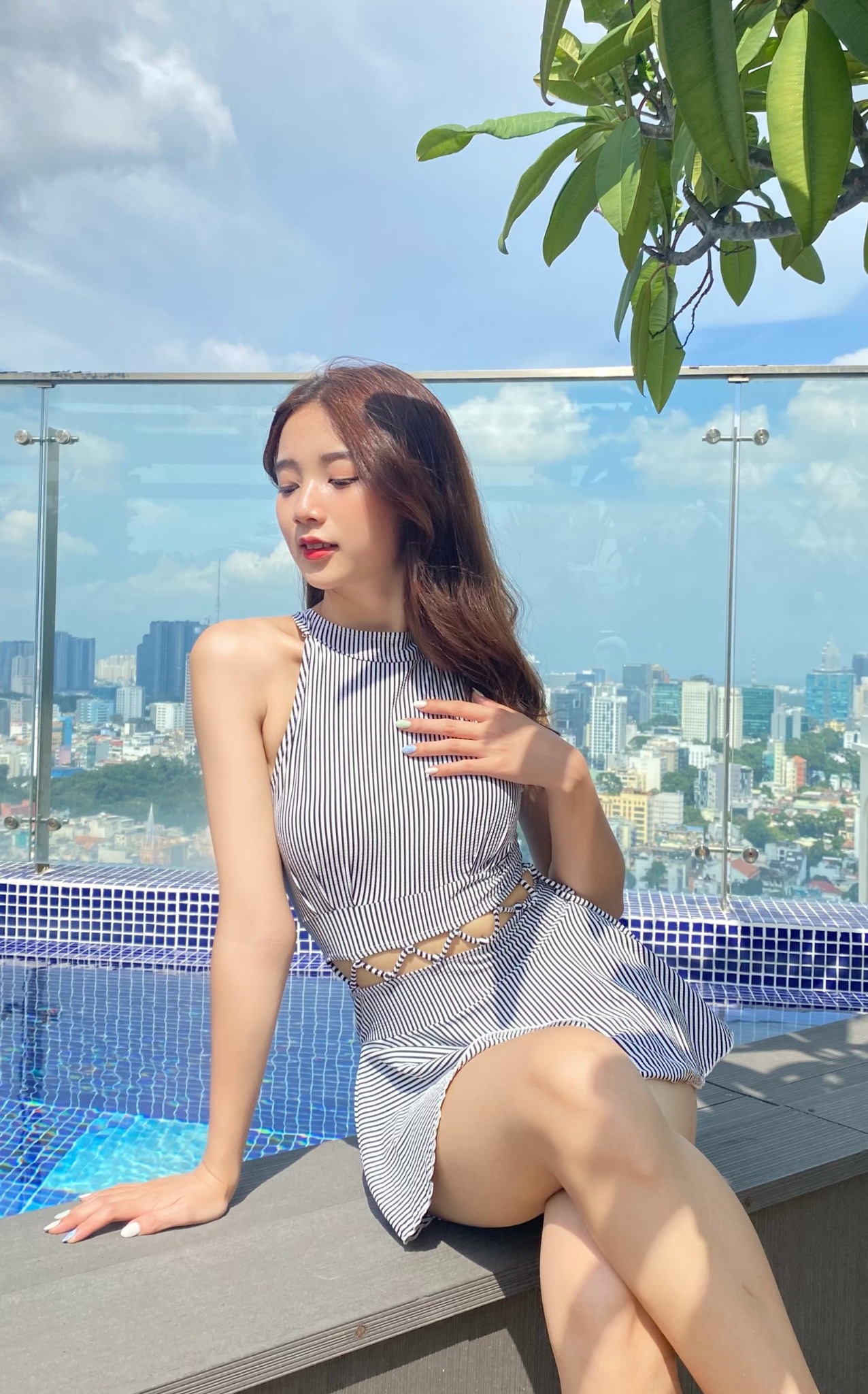 Monokini cổ yếm đan eo váy xòe họa tiết kẻ sọc