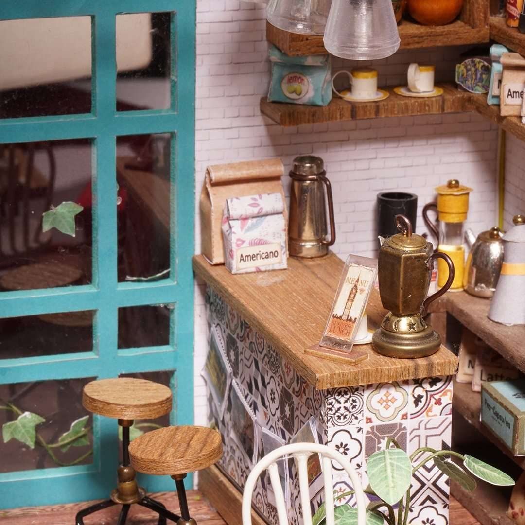  Mô Hình Gỗ 3D Lắp Ráp ROBOTIME DIY Dollhouse Nhà Tí Hon (300 mảnh, Simon’s Coffee) DG109 – WP044 