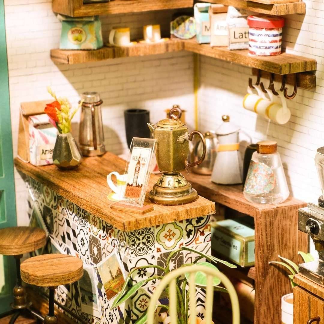 Mô Hình Gỗ 3D Lắp Ráp ROBOTIME DIY Dollhouse Nhà Tí Hon (300 mảnh, Simon’s Coffee) DG109 – WP044 