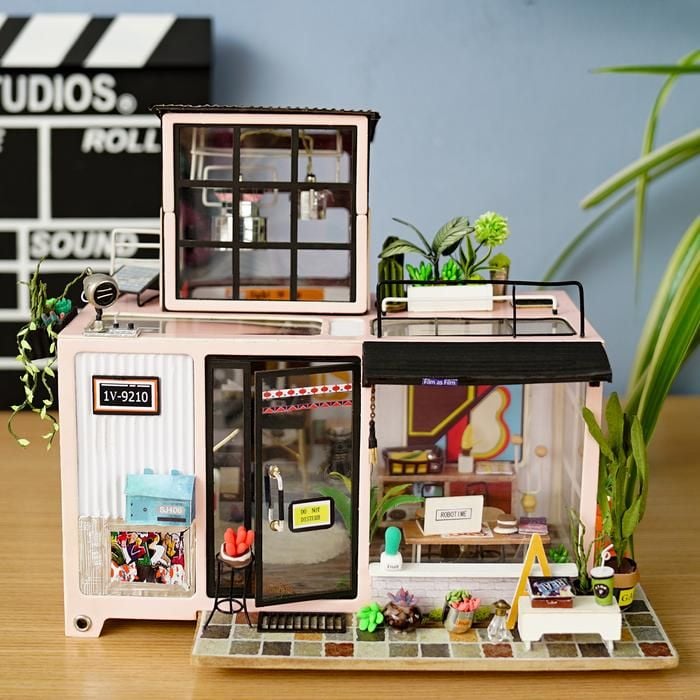  Mô Hình Gỗ 3D Lắp Ráp ROBOTIME DIY Dollhouse Nhà Tí Hon Kevin's Studio DG13 – WP050 