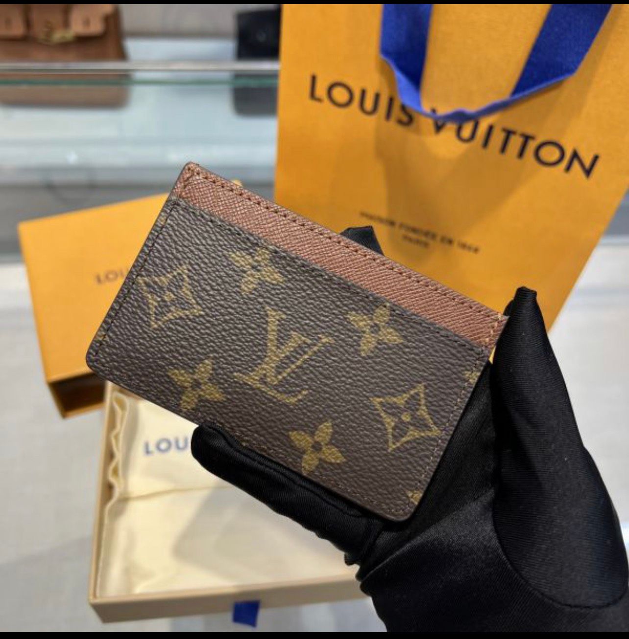  LV CARD HOLDER 