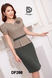  Peplum kẻ cổ V có đai eo hoa ngực 