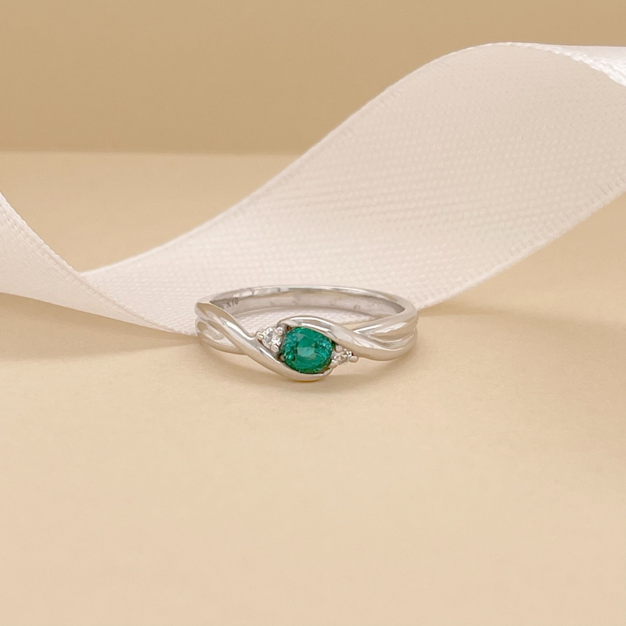  Nhẫn Vàng K10WG đính Emerald Calista ABRG05232 