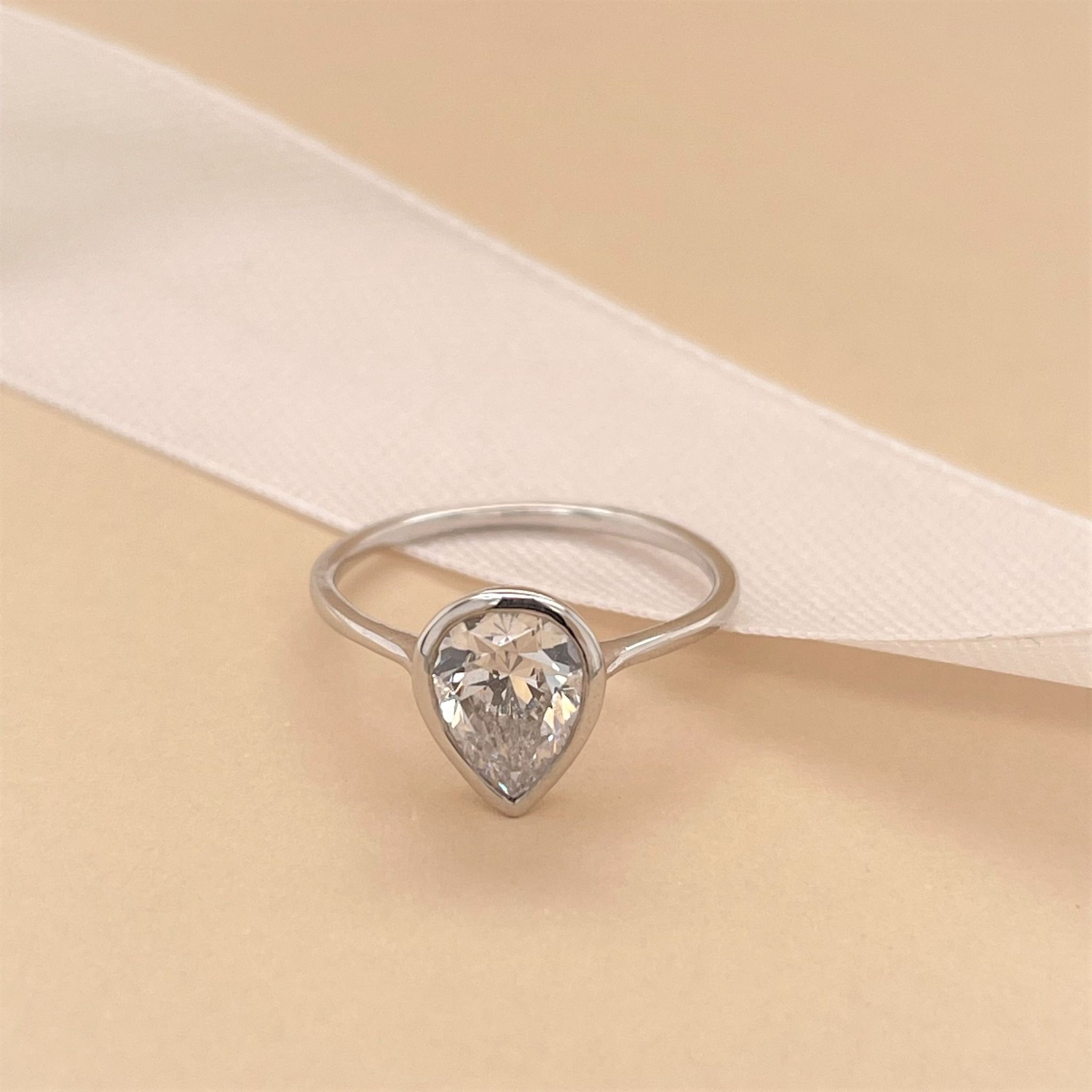  Nhẫn Vàng K10WG đính CZ Calista BRG60052 