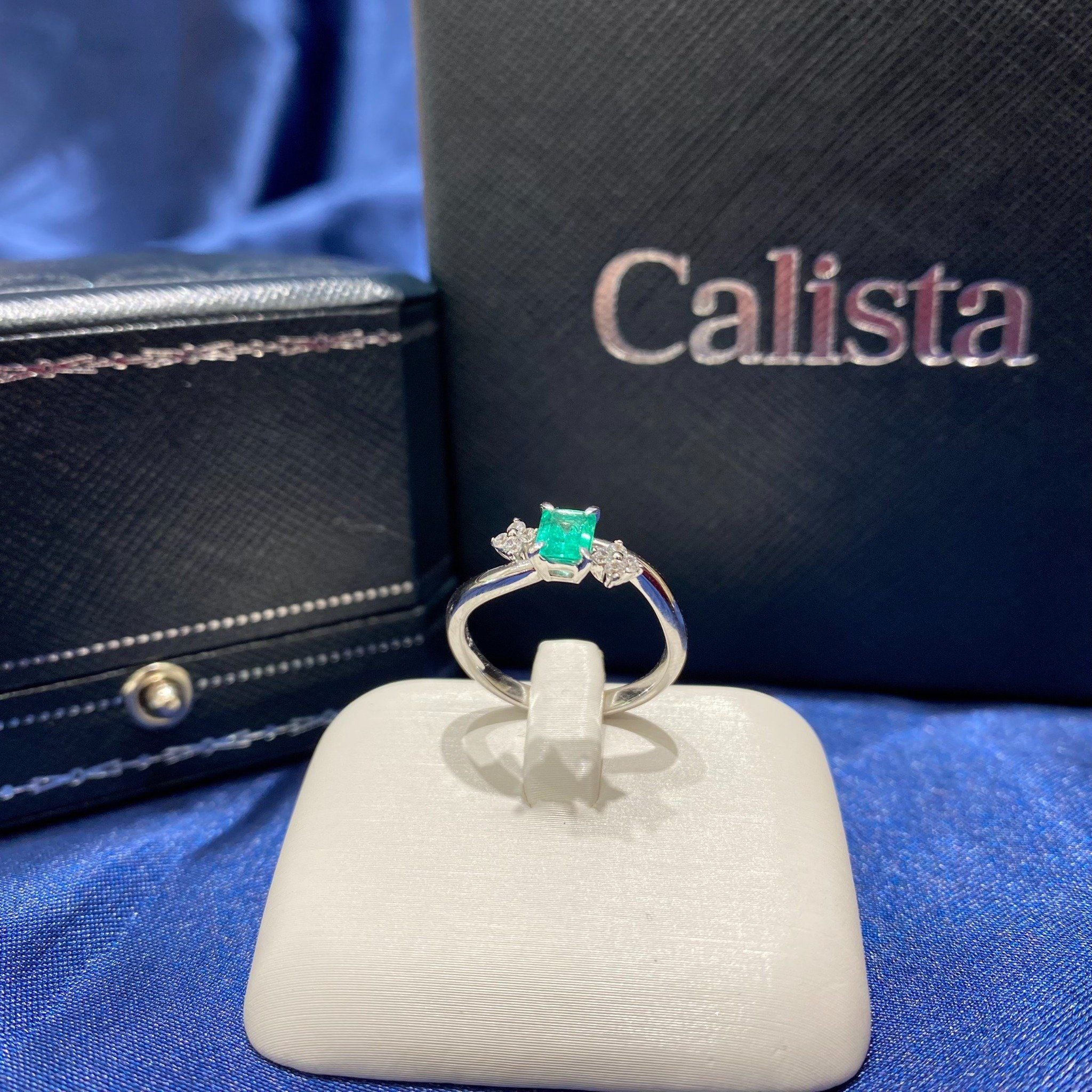  Nhẫn Vàng K14WG đính Emerald Calista ERG70011 