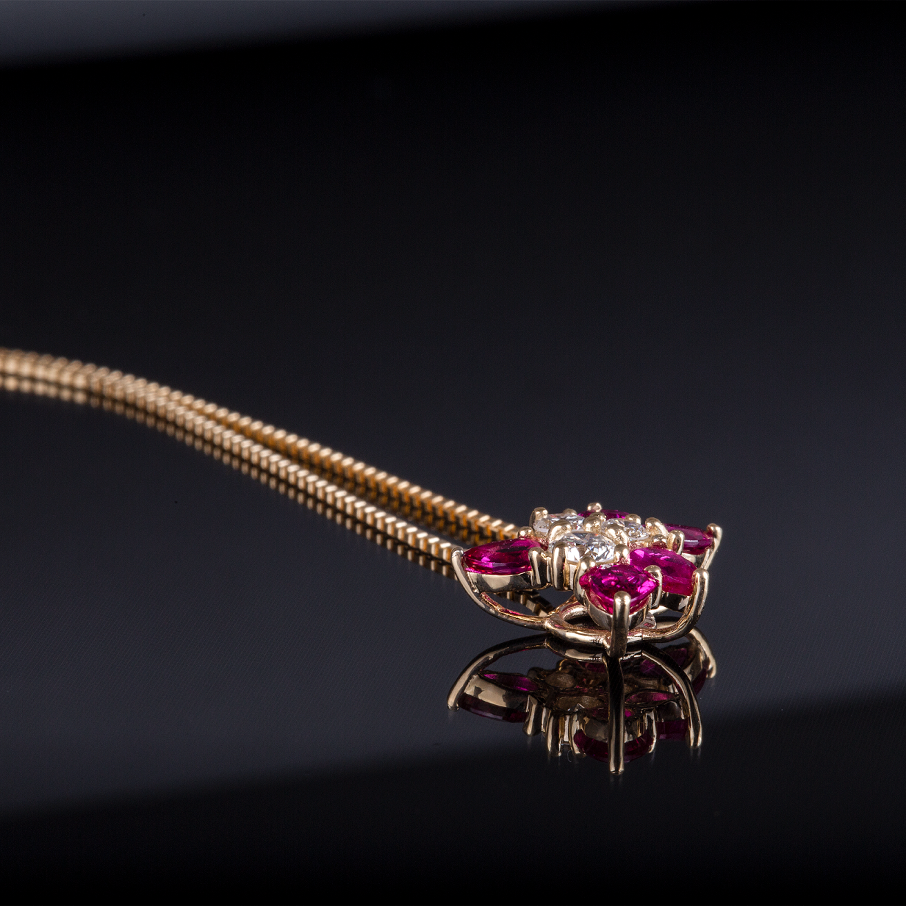  Mặt dây chuyền vàng K14YG gắn đá Ruby Calista Đá Màu ADPD05155 