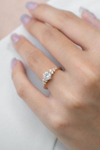 Nhẫn Đính Hôn Vàng K14YG Three-Stone Gắn Moissanite WRG24219 Calista