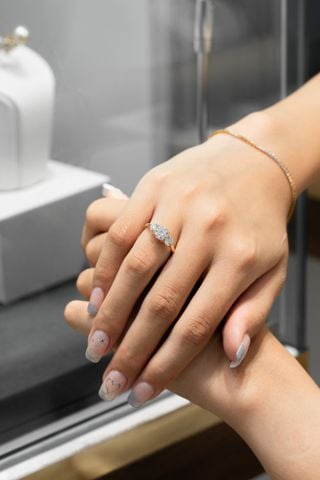 Nhẫn đính hôn vàng K14YG Three-Stone gắn Moissanite WRG24220 Calista