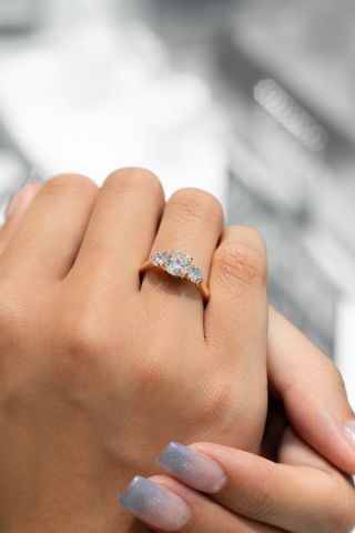 Nhẫn đính hôn vàng K14YG Three-Stone gắn Moissanite WRG24220 Calista