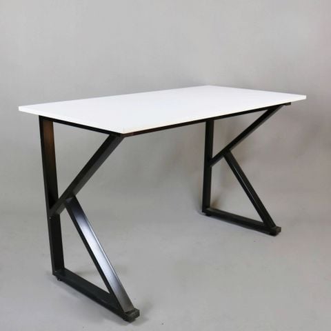 Bàn Gaming chữ K 1m4 | Khung đen, mặt trắng