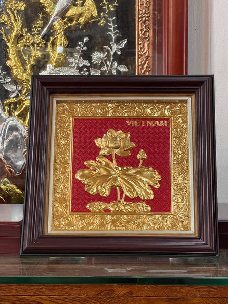 Tranh Hoa Sen để bàn đồng vàng mạ vàng 24K kích thước 26cm x 26cm  - Trống Đồng Ngọc Lũ