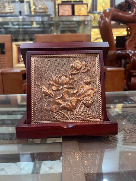 Tranh hộp để bàn hoa sen đồng đỏ kích thước 16.5cmx 16.5cm - Trống Đồng Ngọc Lũ