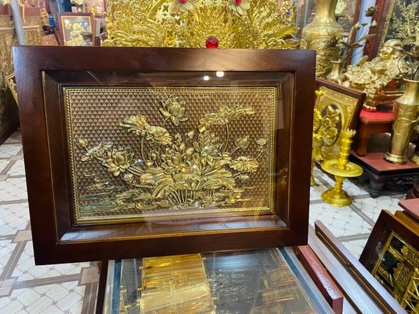 Tranh Hoa Sen đồng vàng kích thước 38cm x 54cm - Trống Đồng Ngọc Lũ