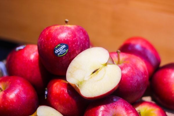 Táo đỏ hữu cơ Dazzle size 70-90 - thùng 17kg