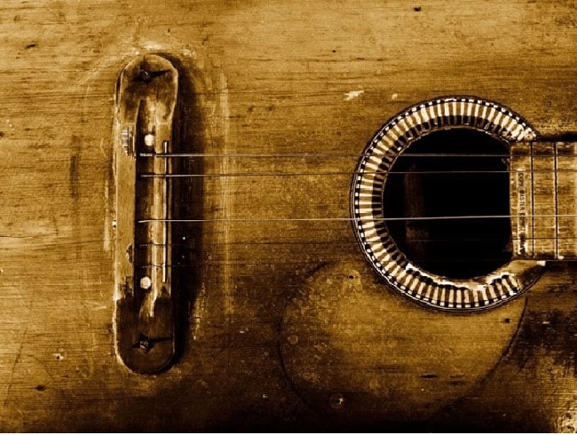 Dây đàn guitar bị đổi màu