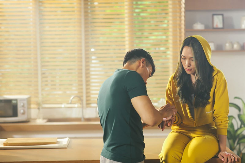 Hình ảnh trong MV Anh đợi em được không